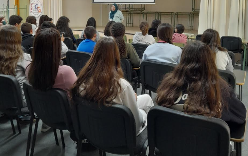 Entorno de la charla con la ponente y los estudiantes