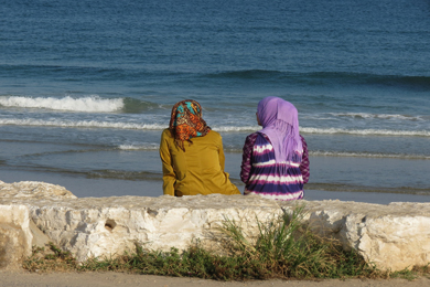 2 mujeres con velo mirandoal mar