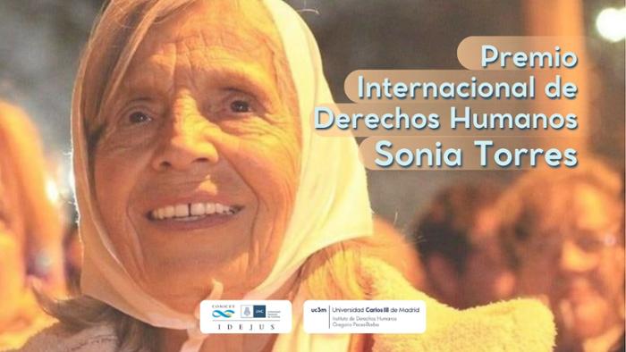 foto Sonia Torres al fondo anuncio premio 
