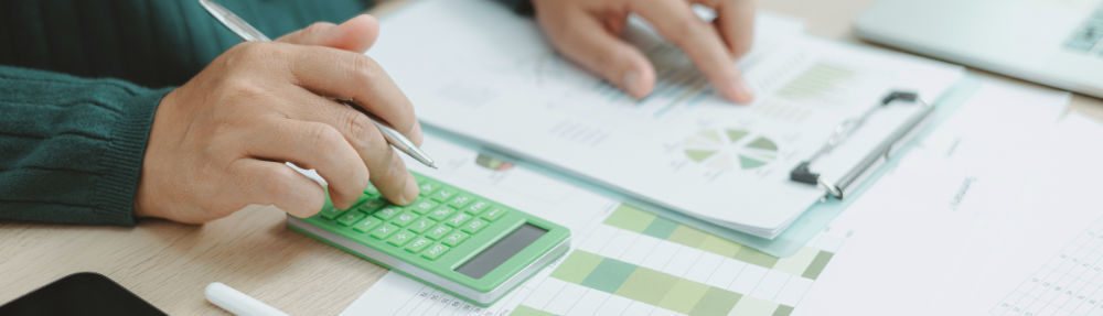 Manos con calculadora y papeles