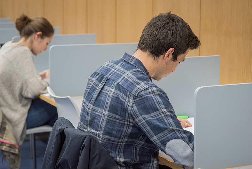 Jóvenes estudiando