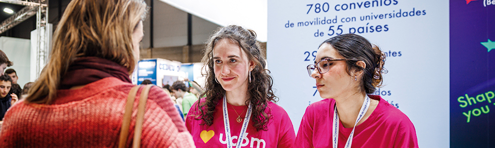 ESTUDIANTES FERIA AULA