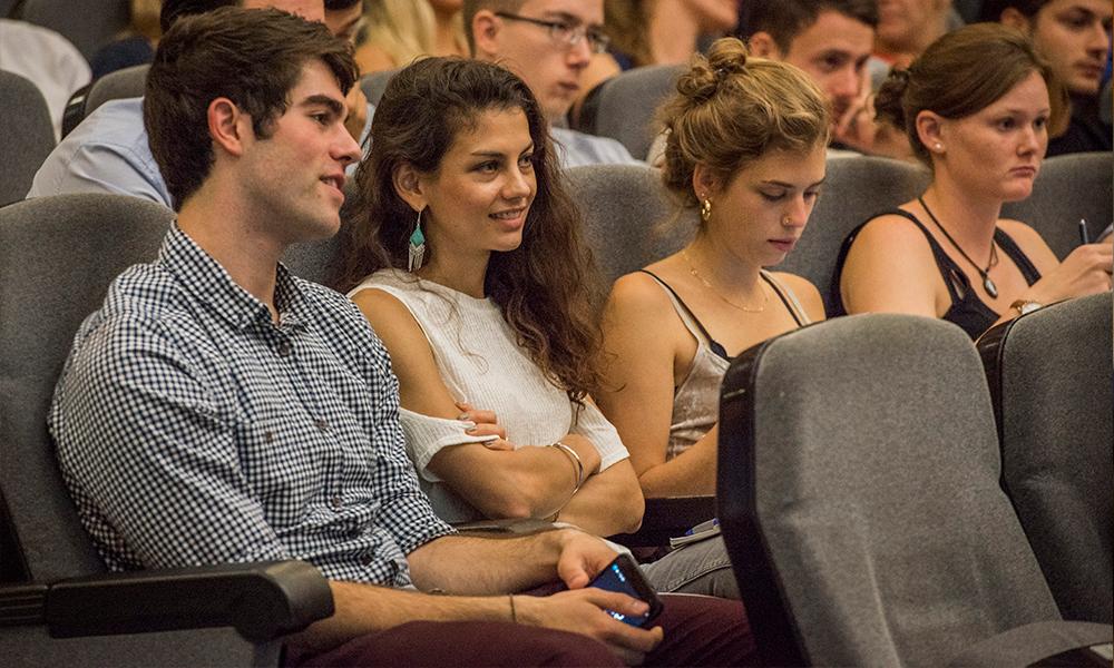 estudiantes en el aula magna