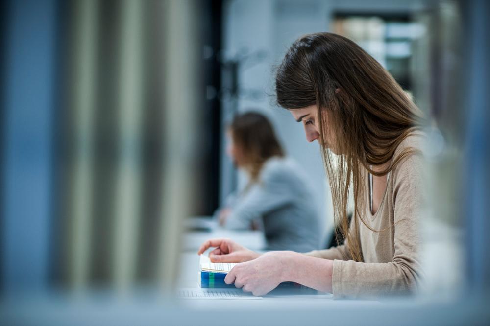 Estudiante en biblioteca