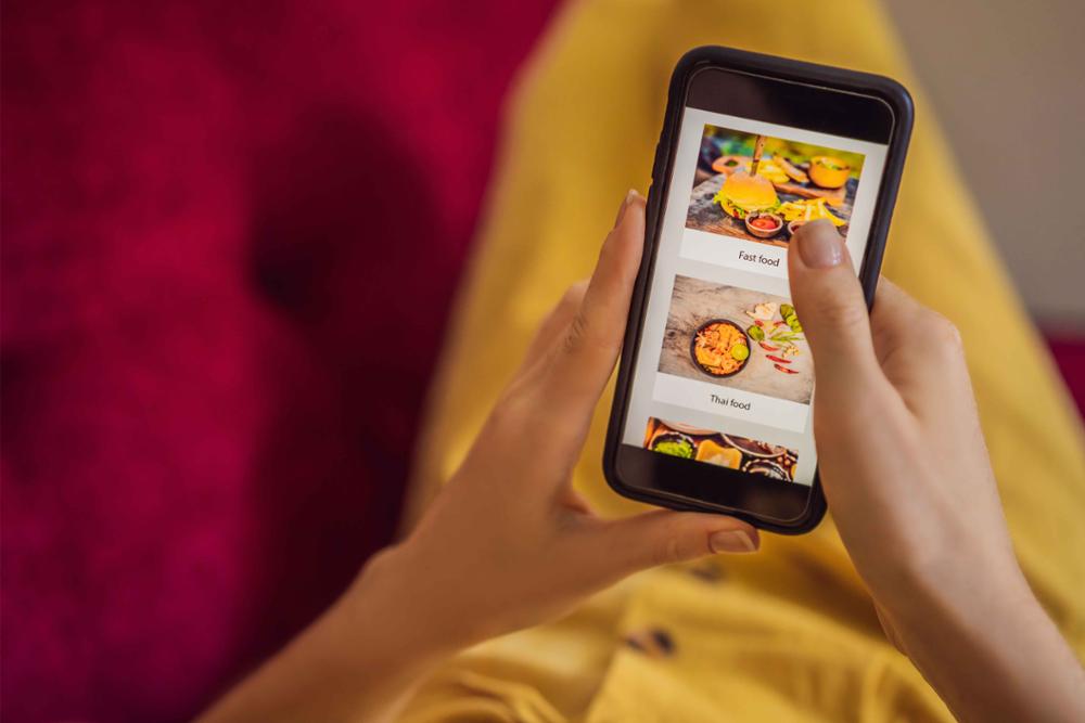 Una chica consultando una app de comida