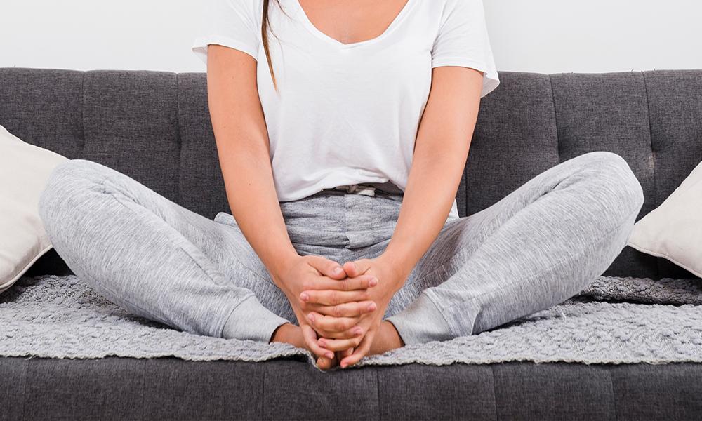 Chica y chico sentados haciendo relajación