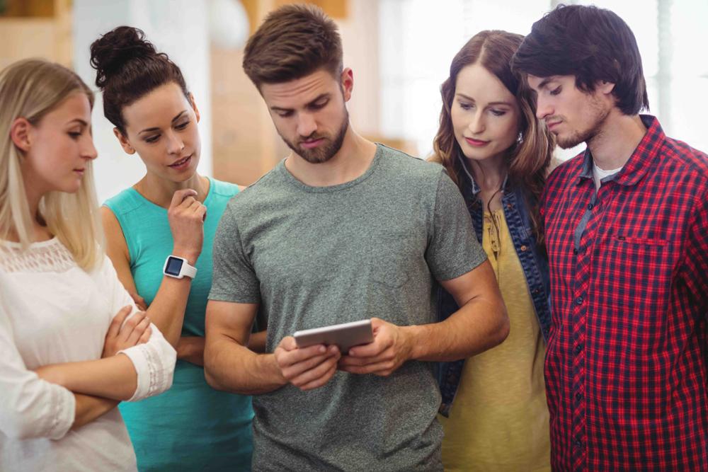 Jóvenes viendo una tablet