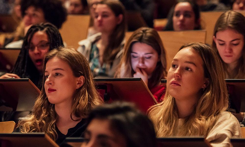 estudiantes en el AUDITORIO