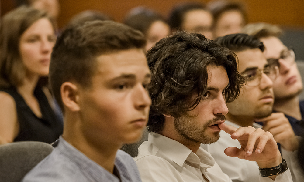 estudiantes en el aula magna