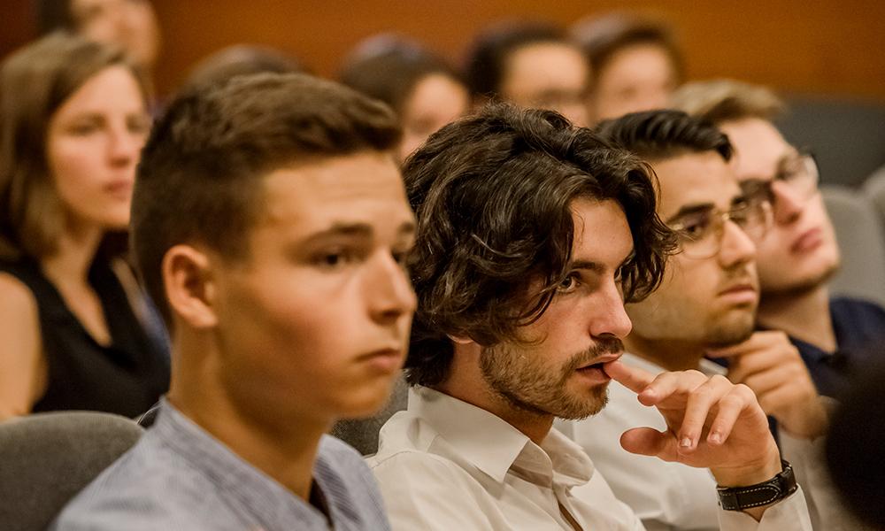 estudiantes en el Aula Magna