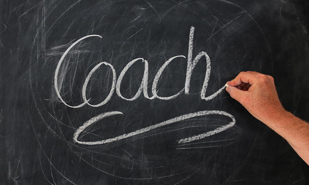 Hombre escrkbiendo en la pìzarra