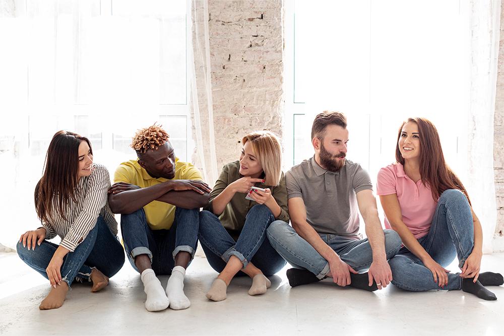 Grupo de jóvenes estudiantes compartiendo piso.