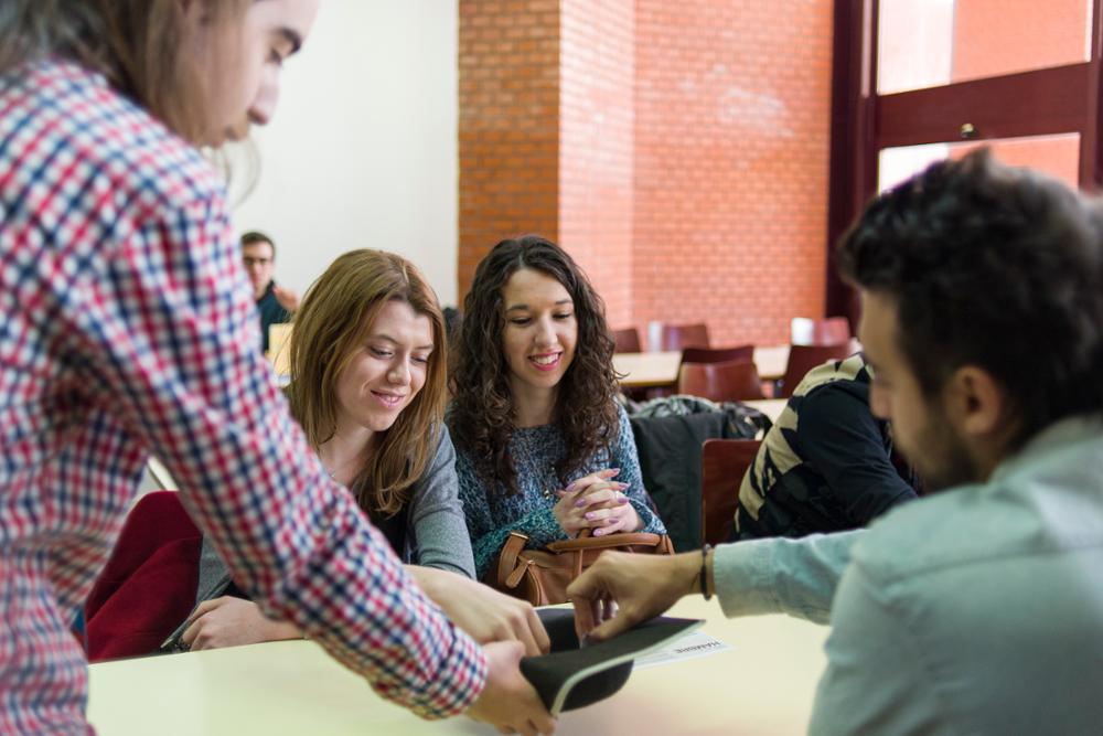 Estudiantes trabajando en equipo