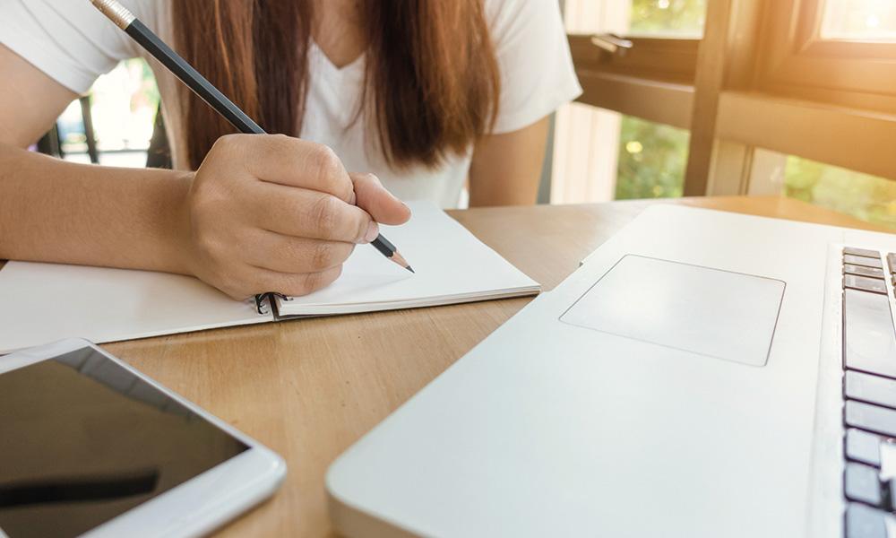 chica sentada estudiando