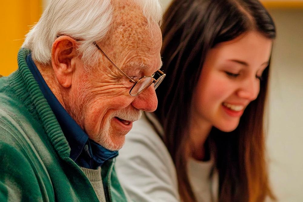 Estudiante joven comparte un momento de felicidad con un anciano