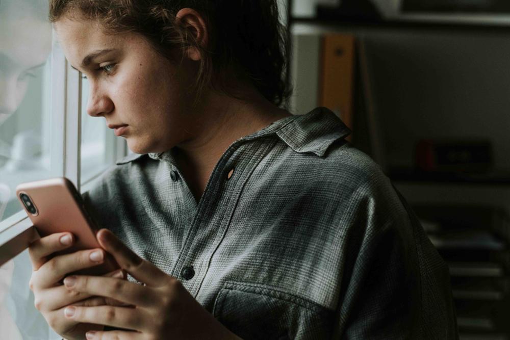 Jóvenes viendo una tablet