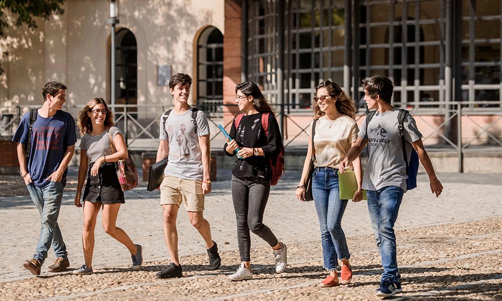 Estudiantes trabajando en equipo