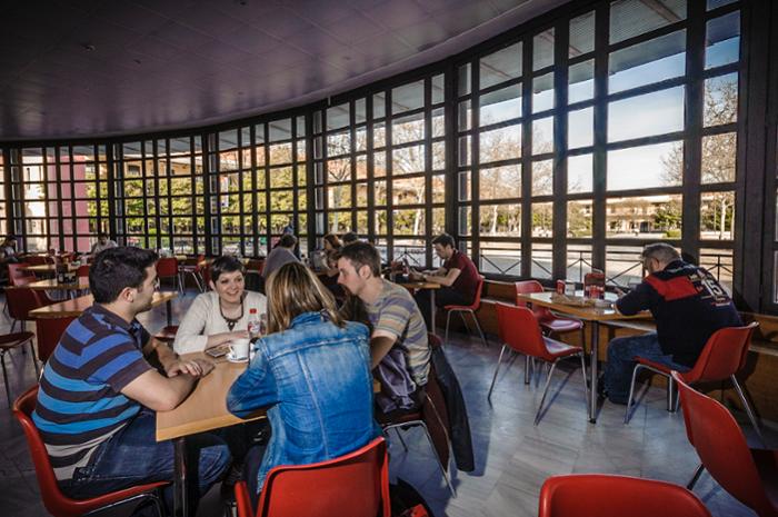 Jóvenes en el interior de la cafetería de Getafe