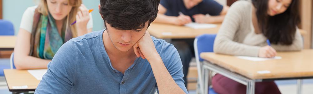 Estudiantes en examen