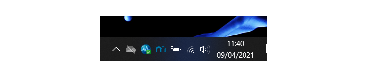 Captura de la barra de tareas de windows con el icono de microclaudia en la bandeja del sistema