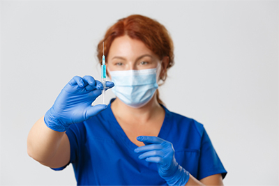 Médico mostrando una inyección