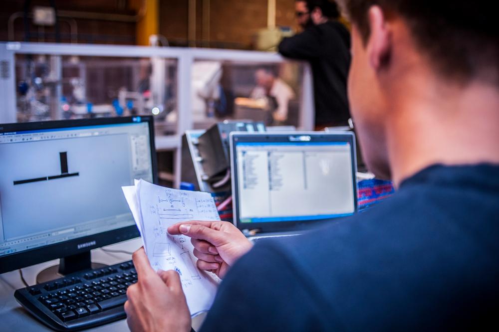 Alumno en el laboratorio de Sistemas y automática