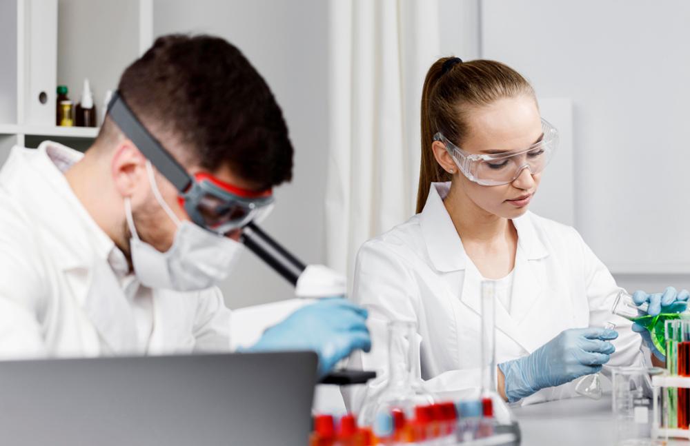 Imagen que muestra a dos alumnos trabajando en un laboratorio