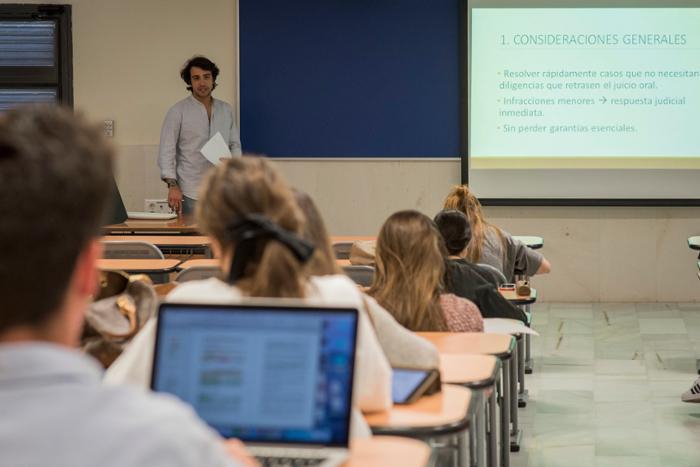 aula con una proyección en pantalla