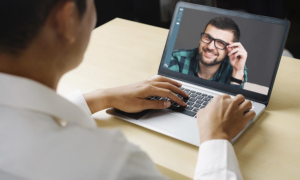 Imagen chico teleestudiando con su profesor en la pantalla