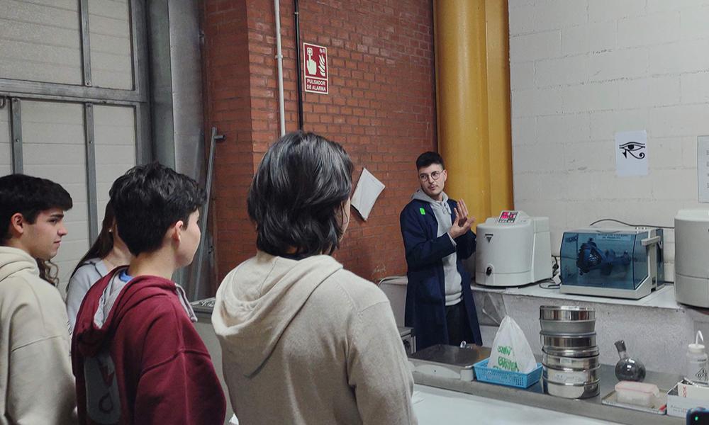 Alumnos en el taller de alquimia egipcia