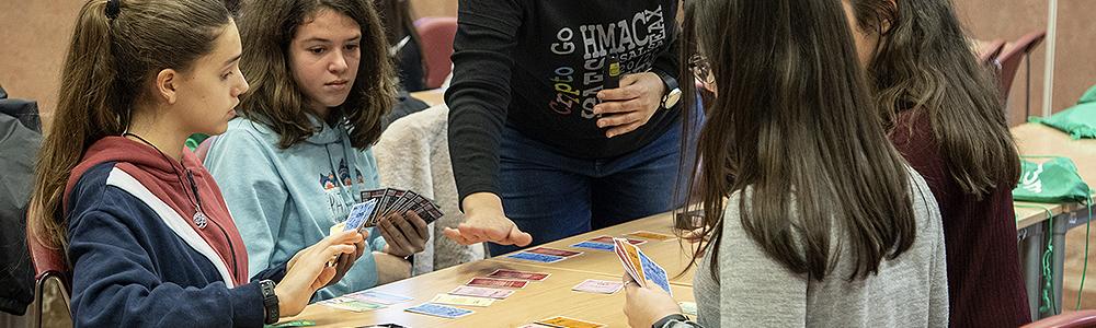 chicos jugando al juego de cartas crypto go