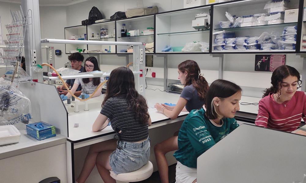 Chicas en laboratorios de la uc3m