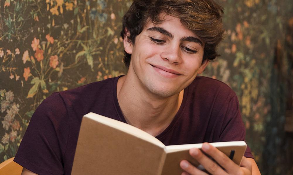 chico con un libro