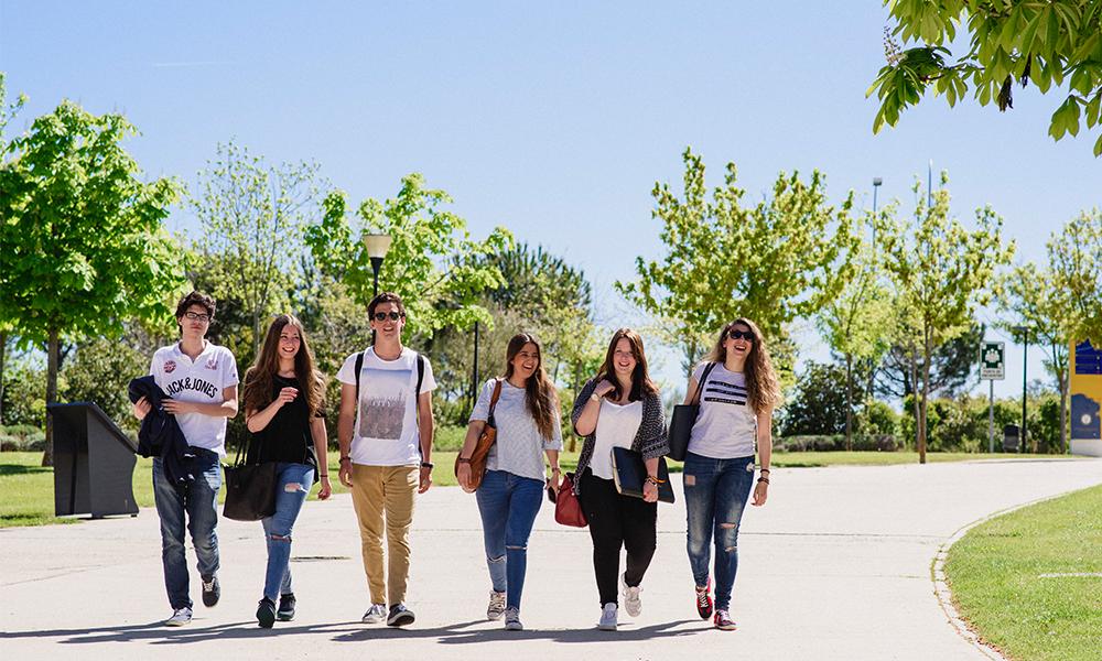 jovenes paseando