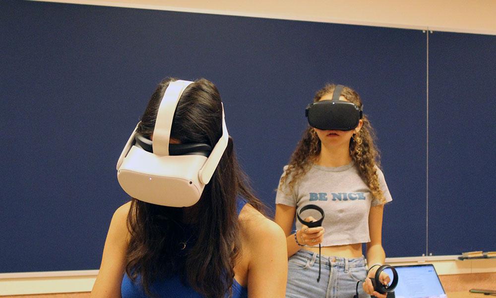Estudiantes con gafas de realidad virtual