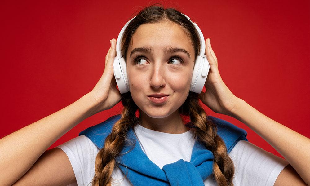 Adolescente con cascos de múscia