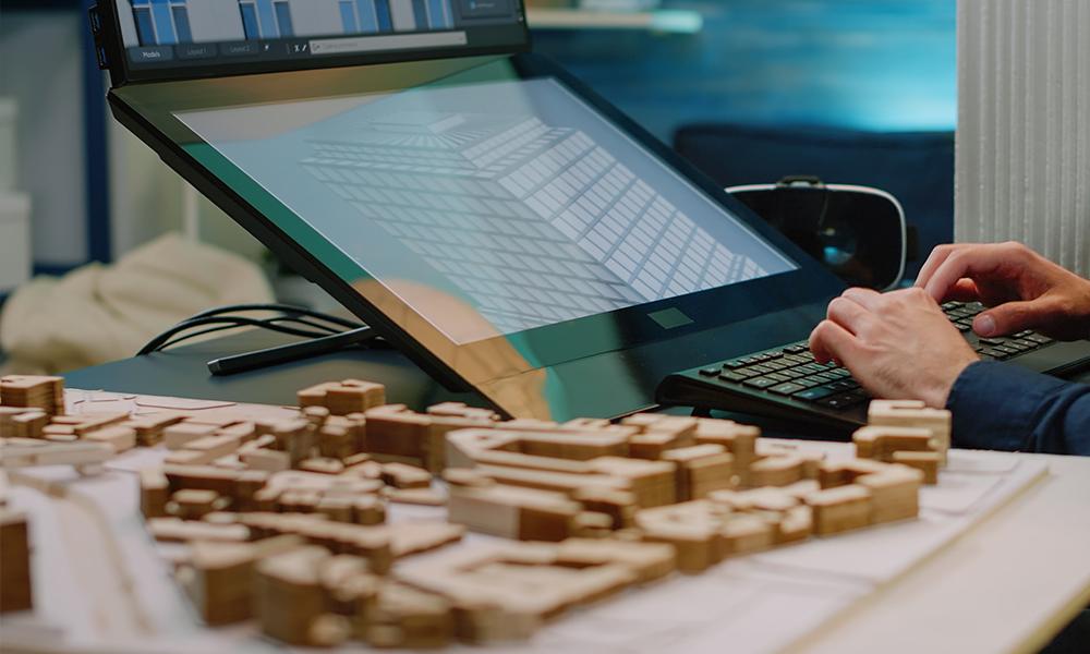 ordenador junto a maqueta
