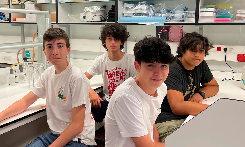 Chicos adolescentes sentados en el laboratorio uc3m