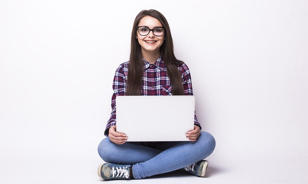 Imagen de chica universitaria con su ordenador portatil