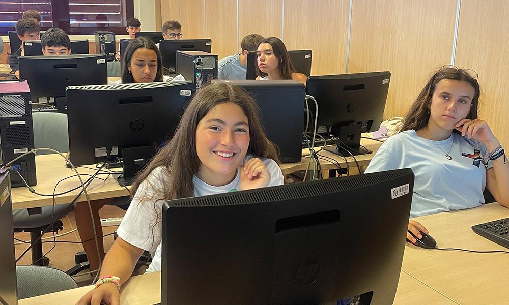 Alumnas en el taller de programación