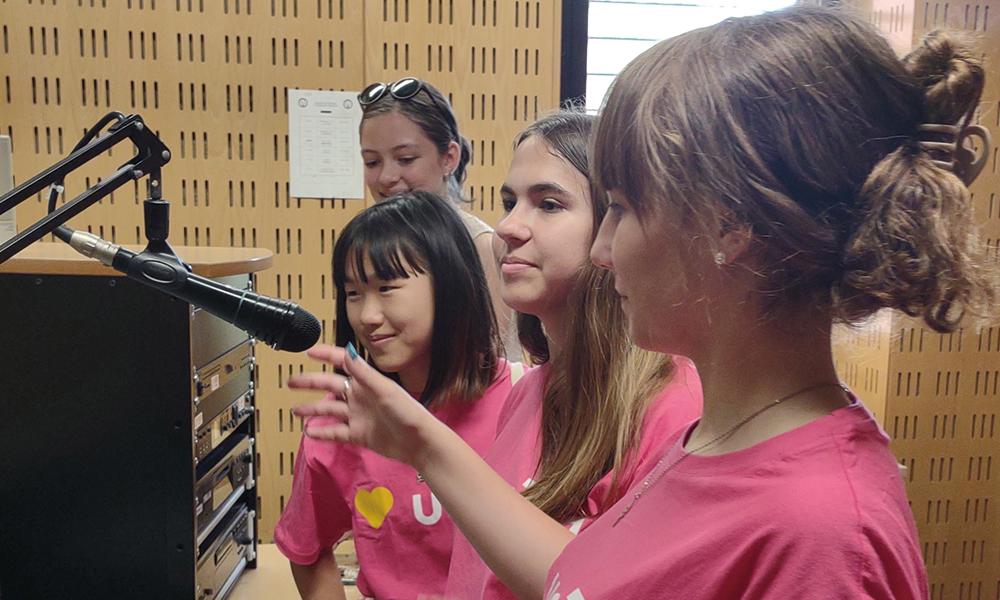 Ilustracion de una flor con los pétalos de colores