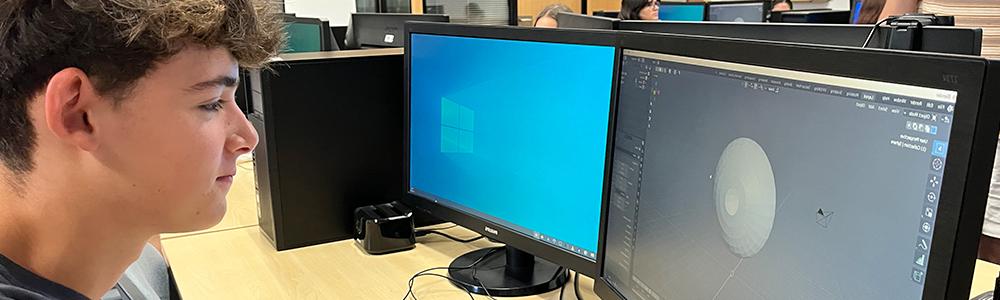 chico en sala informática