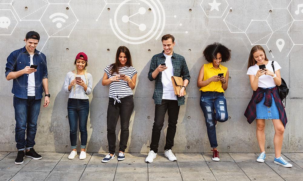 Grupo de adolescentes usando el movil