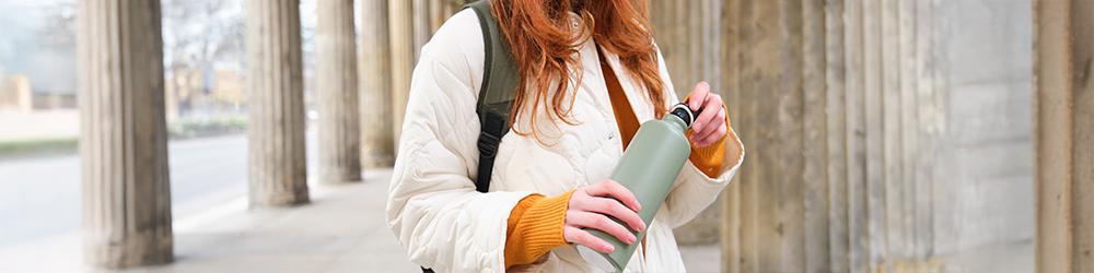 Imagen chicca con una botella de agua.