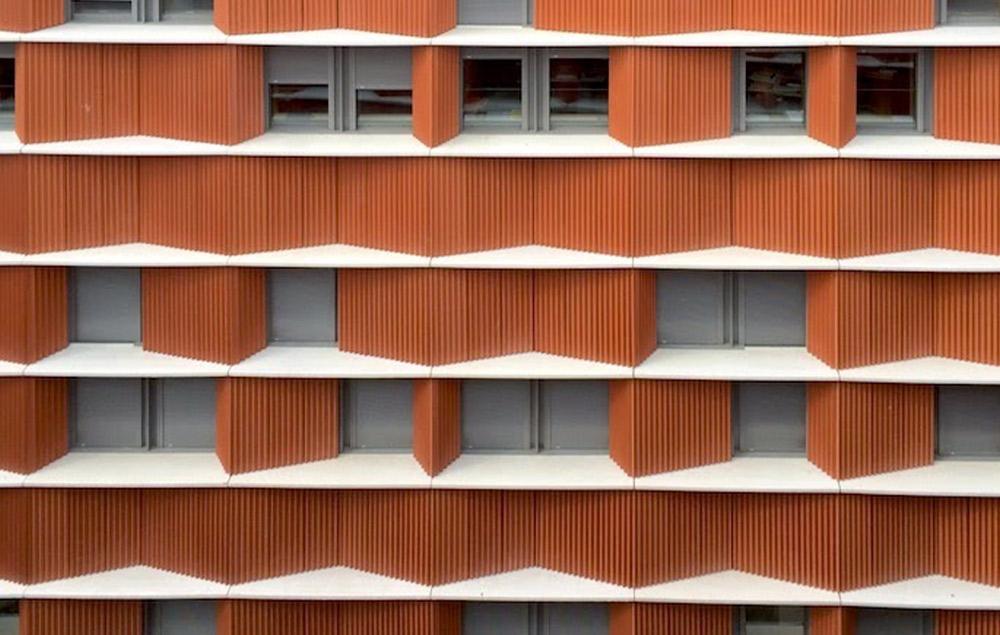 Ventanas y fachada con diseño para aprovechar calor solar