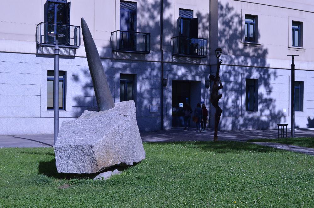 Estatuas situadas en los jardines del edificio Sabatini dentro del campus de Leganés