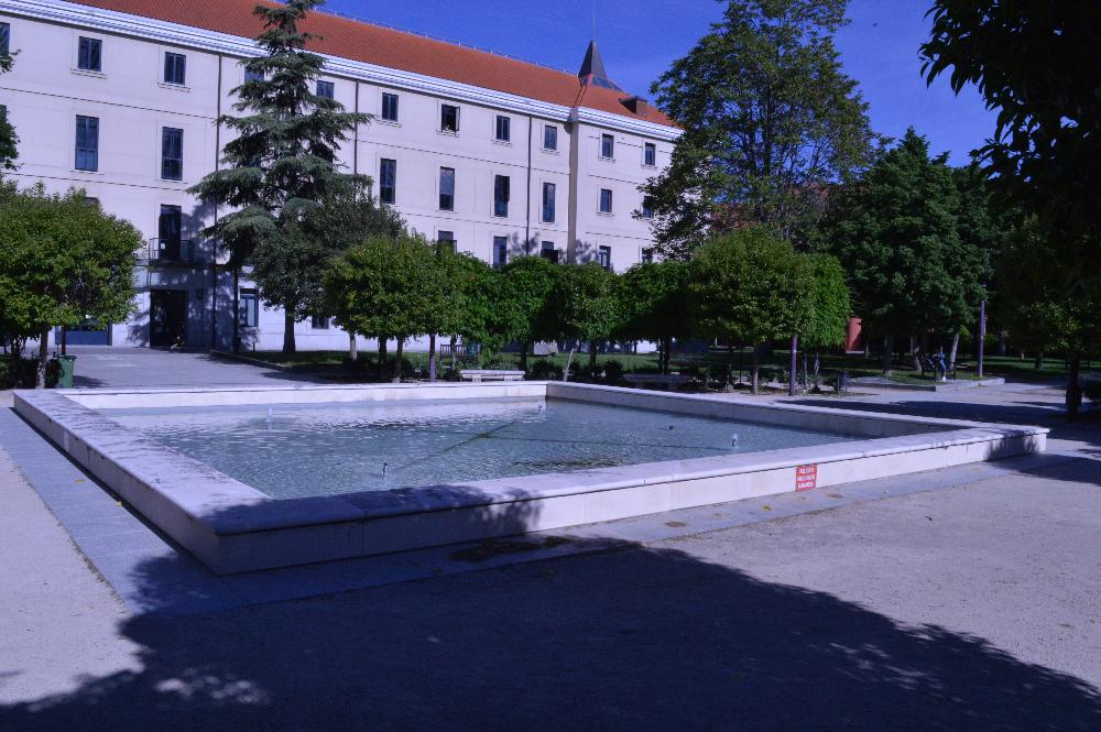 Imagen de la fuente situada en frente del edificio Sabatini en el campus de Leganés de la Universidad Carlos III de Madrid