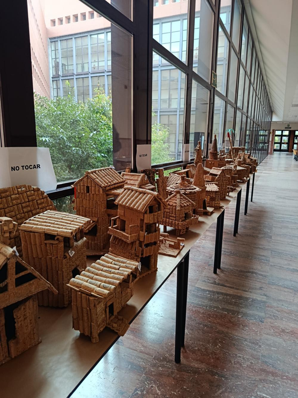 Exposición de figuras en corcho