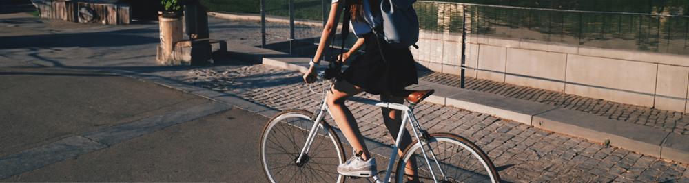 chica montando en bicicleta
