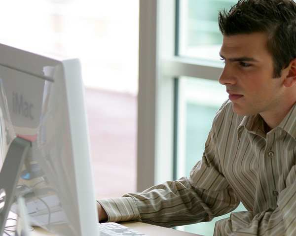 Imagen de un estudiante mirando al ordenador
